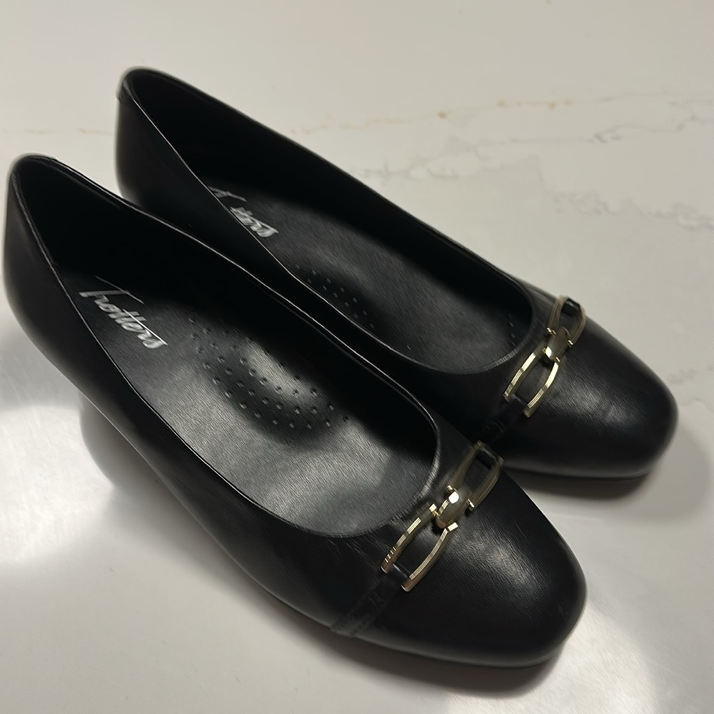 NWOT-  Trotter Dakota Elegant Black Pump Shoes With Silver Color Accent.